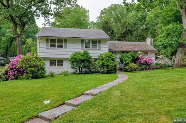 5 Lynne Pl, Hillsdale, NJ 07642