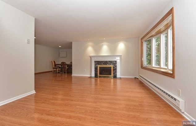 31 Malcolm St, Waldwick, NJ 07463-2414
