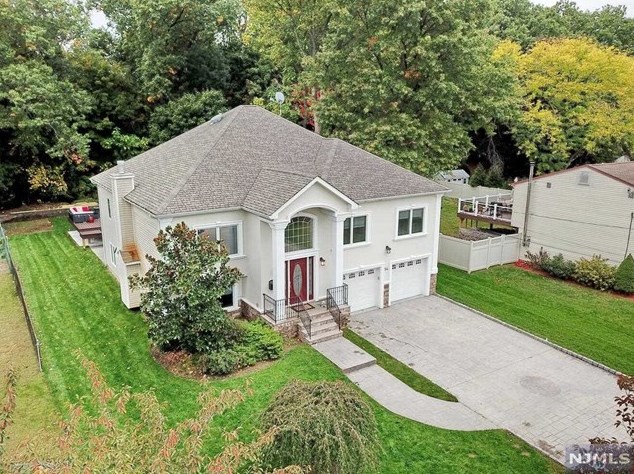 54 Karen Dr, Mahwah, NJ 07430