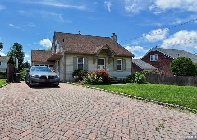 16 Crest Dr N, Cresskill, NJ 07626