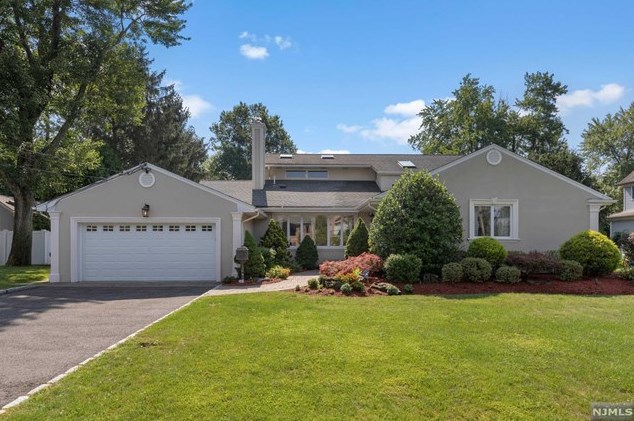8 Laurence Ct, Closter, NJ 07624