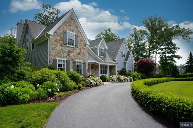 202 Deepbrook Rd, Wyckoff, NJ 07481-2502