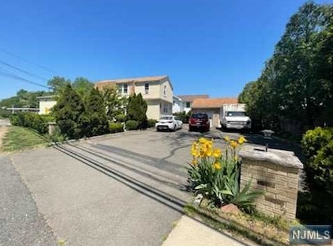 1 Chobot Ln, Elmwood Park, NJ 07407-3205
