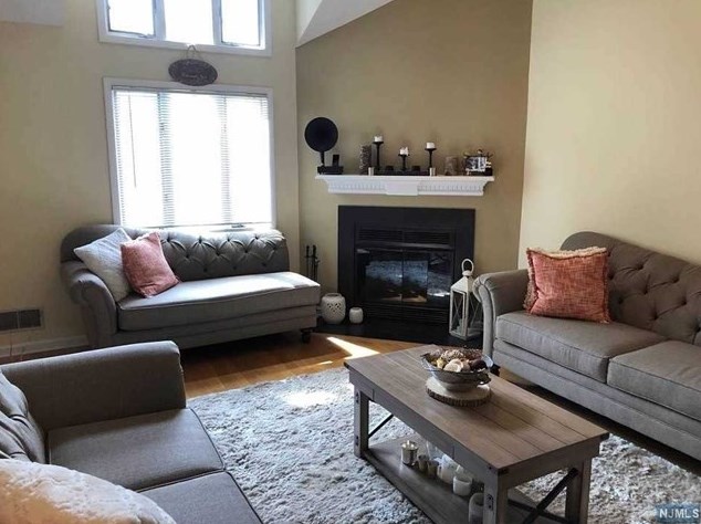 31 Stuyvesant Ave, Lyndhurst, NJ 07071
