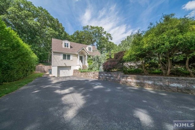 25 Pawnee Ave, Oakland, NJ 07436