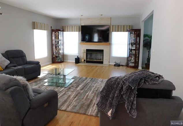 21 Ramapo Mountain Dr, Midvale NJ  07465-1635 exterior