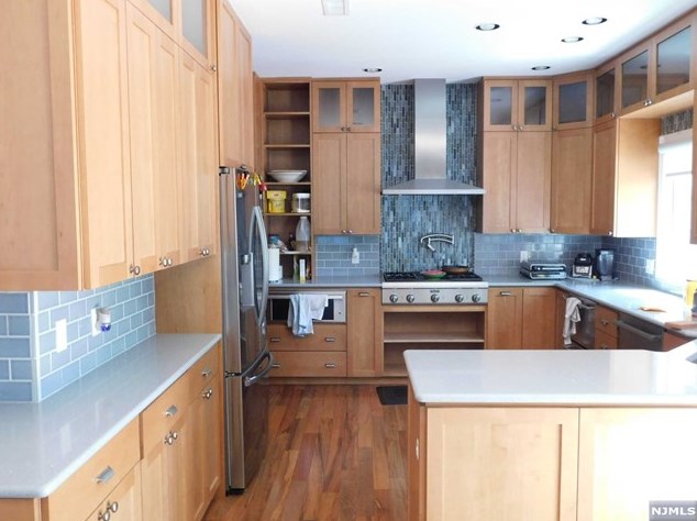 21 Ramapo Mountain Dr, Midvale NJ  07465-1635 exterior