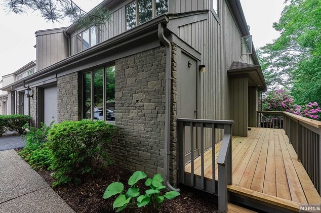 578 Laramie Ln, Mahwah, NJ 07430