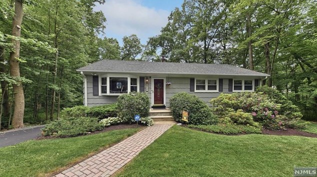 237 Skyline Dr, Skyline Lakes, NJ 07456