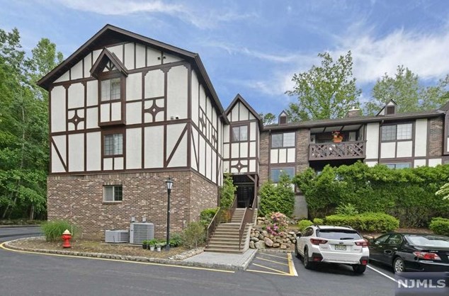 2703 Hemingway Ln, Mahwah, NJ 07430