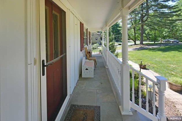 792 Linden Way, Franklin Lakes, NJ 07417