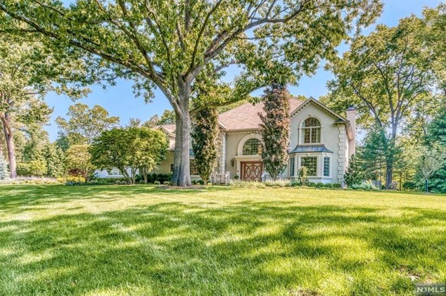 309 Indian Trail Dr, Franklin Lakes, NJ 07417