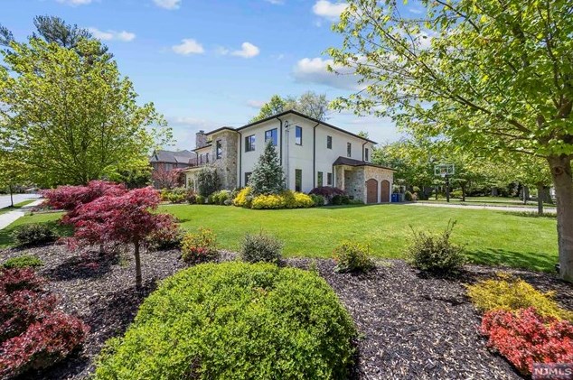 3 Laurence Ct, Closter, NJ 07624
