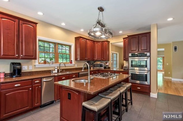 20 W Deerhaven Rd, Mahwah, NJ 07430
