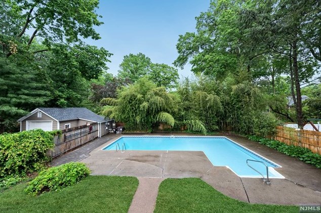 151 N Walnut St, Ridgewood, NJ 07450