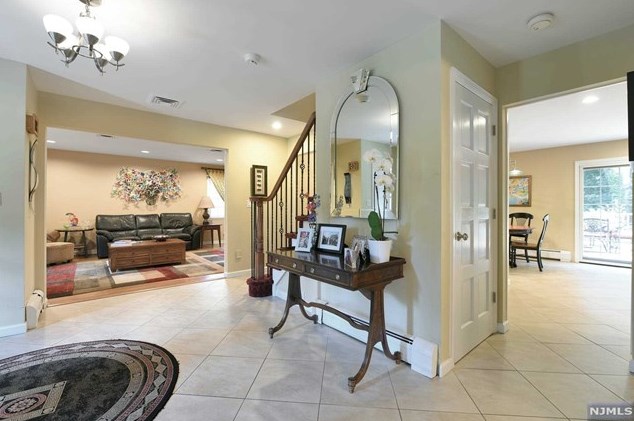 44 O Shaughnessy Ln, Closter, NJ 07624