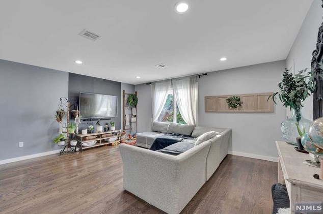 228 Kipp Ave, Elmwood Park, NJ 07407