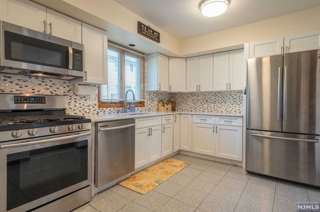 2461 7th St, West Fort Lee, NJ 07024-7807