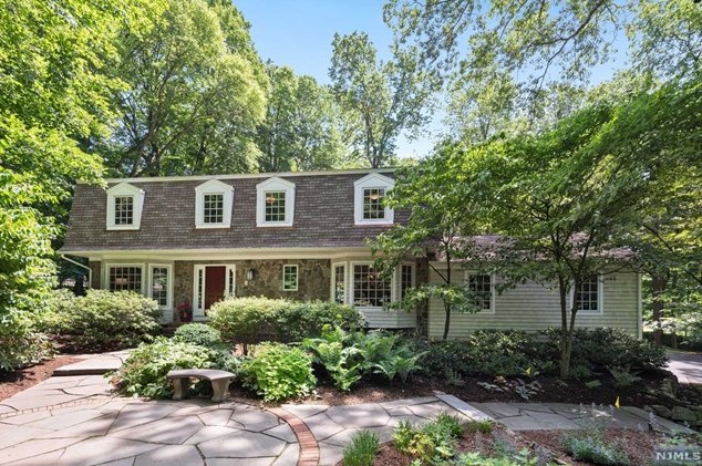 28 Aldbury Dr, Upper Saddle River, NJ 07458