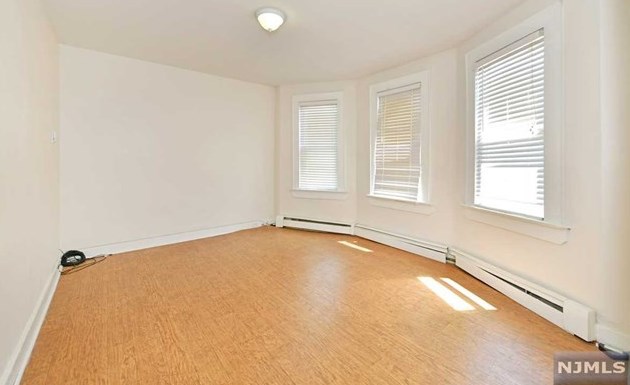77 Division Ave, Outwater, NJ 07026