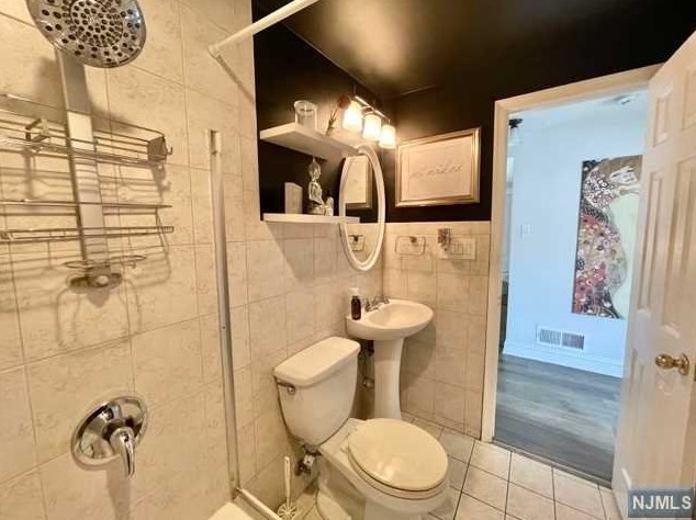 208 Roosevelt Ave, Elmwood Park, NJ 07407
