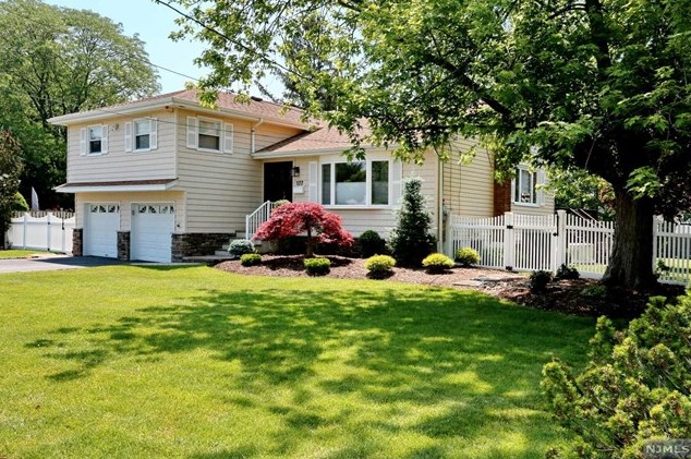 177 Merritt Dr, Oradell, NJ 07649
