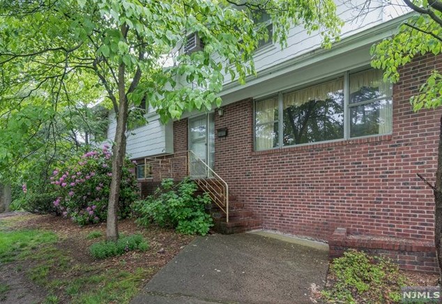 416 Meer Ave, Wyckoff, NJ 07481-1805