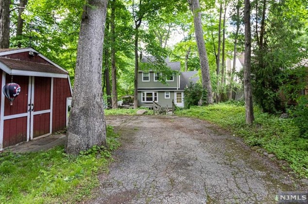 213 Skylands Rd, Skyline Lakes, NJ 07456