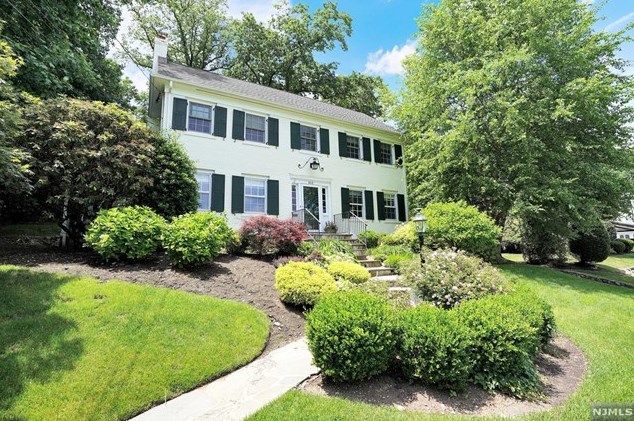 352 Hillcrest Rd, Ridgewood, NJ 07450