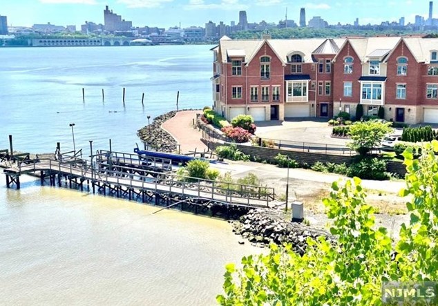 19 Vela Way, Edgewater, NJ 07020