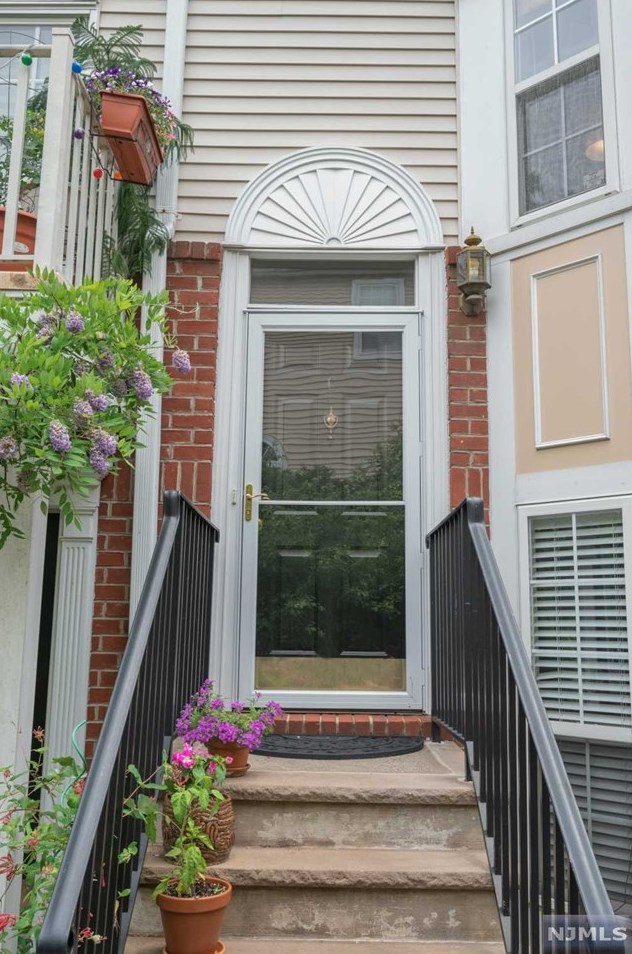 50 Pine St #9c, Montclair, NJ 07042
