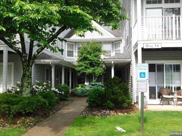 1185 Richmond Rd, Mahwah, NJ 07430