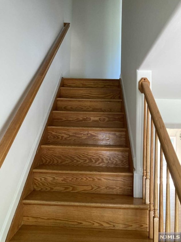 98 Hillyer St, Orange, NJ 07050-4027