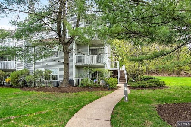 67 Eagles Notch Dr, Englewood, NJ 07631