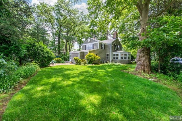 431 Braeburn Rd, Ho Ho Kus, NJ 07423
