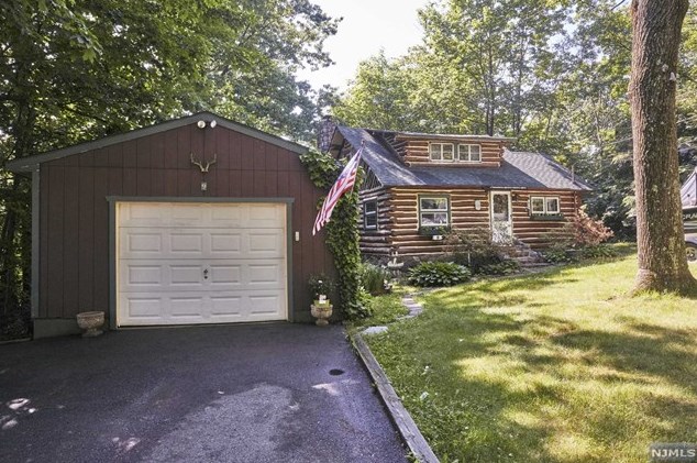 9 North Kushaqua Trail, West Milford, NJ 07421