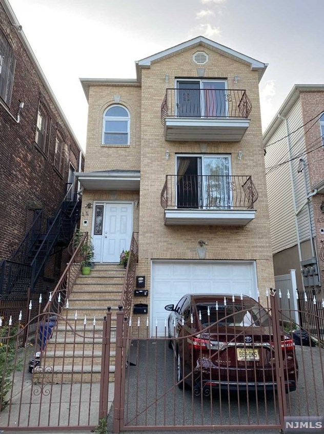 44 Seabury St, Newark, NJ 07104-4115