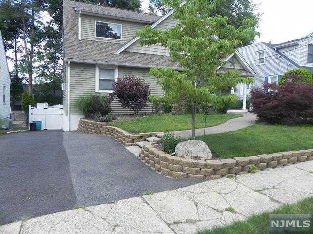 71 Lakeview St, River Edge, NJ 07661