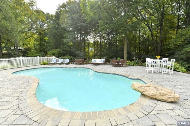 14 Sawmill Rd, Upper Saddle River, NJ 07458