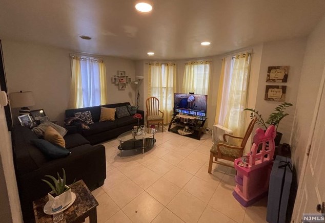 44 Garfield Ave, Outwater, NJ 07026
