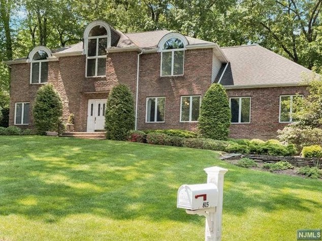 815 Domm Ct, Wyckoff, NJ 07481-1555