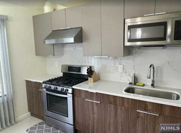 111 Washington Ave, West Fort Lee NJ  07024-3502 exterior