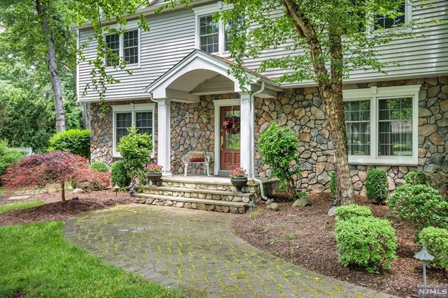 121 Barrett Ln, Wyckoff, NJ 07481-3411