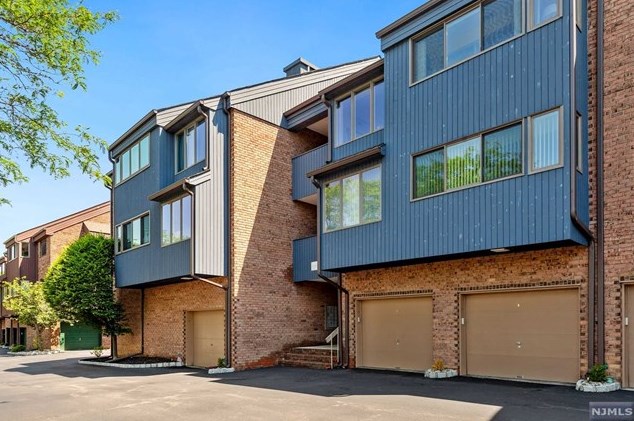 209 Indian Hollow Court #209, Mahwah, NJ 07430