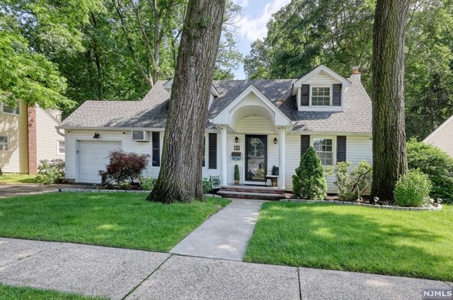 48 Brook St, Hackensack, NJ 07601-1510
