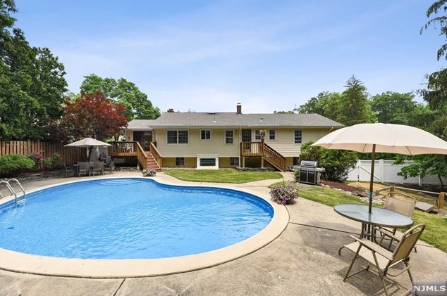 51 Fairhaven Dr, Hillsdale NJ  07642-1127 exterior