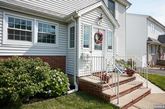 61 Memorial Pl, Elmwood Park, NJ 07407-1331