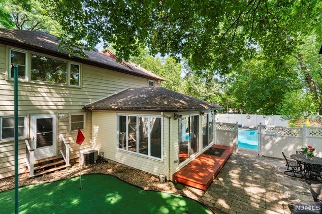 192 Harwood Pl, Paramus NJ  07652-4606 exterior