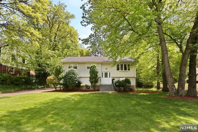27 4th St, Closter, NJ 07624