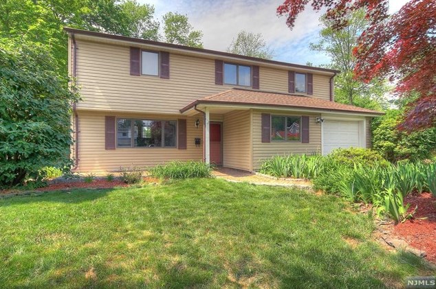 204 Henmarken Dr, Rockleigh, NJ 07647